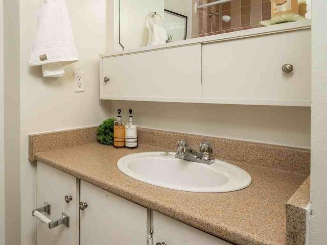 The Oaks Apartments 1 Bedroom Apartment for Rent at 2995 Albion Rd N, Ottawa, ON K1V 8Z2
