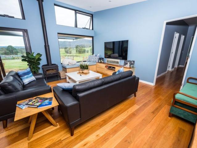 ‘THE OVERFLOW’ – STUNNING RETREAT WITH BREATHTAKING VIEWS!