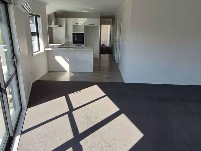 The Lakes 3 Beds 2 Baths House
