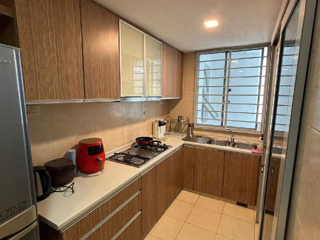 The Lakeshore Condominium Room Rental, $950, 1 Bed 2 Bath 100 sqft $9.50 psf