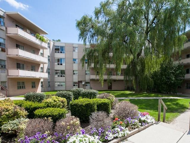 The Links Road 2 Bedroom Apartment for Rent at 24 Lord Seaton Court, Toronto, ON M2P 1T6 York Mills