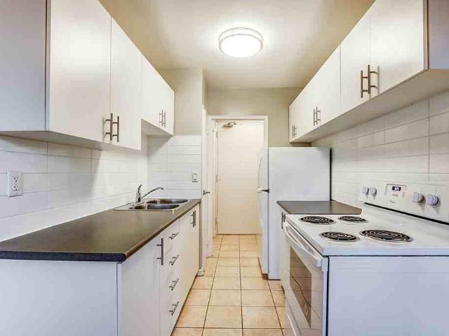 The Links Road 2 Bedroom Apartment for Rent at 24 Lord Seaton Court, Toronto, ON M2P 1T6 York Mills