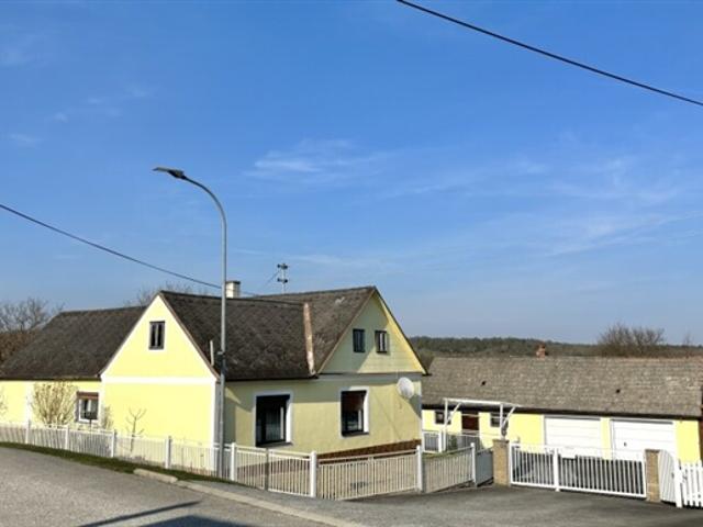 ' REIZEND UND CHARMANT ' Steingraben ! Gepflegtes Landhaus mit praktischen Nebengebäuden und Traumgarten !