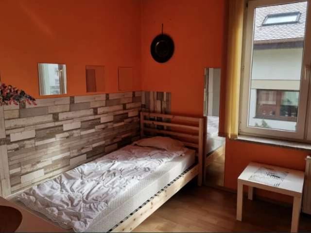The price shown is per bed 8 bedroom house