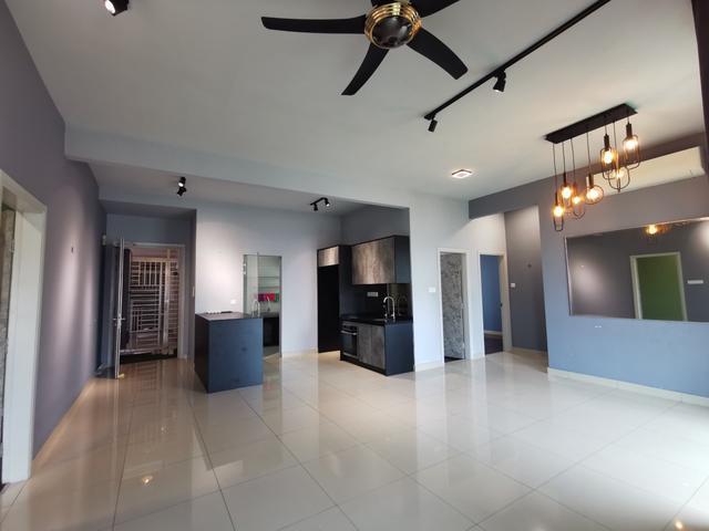 The Vyne Corner unit Spacious layout 1260sf 2 parking lot