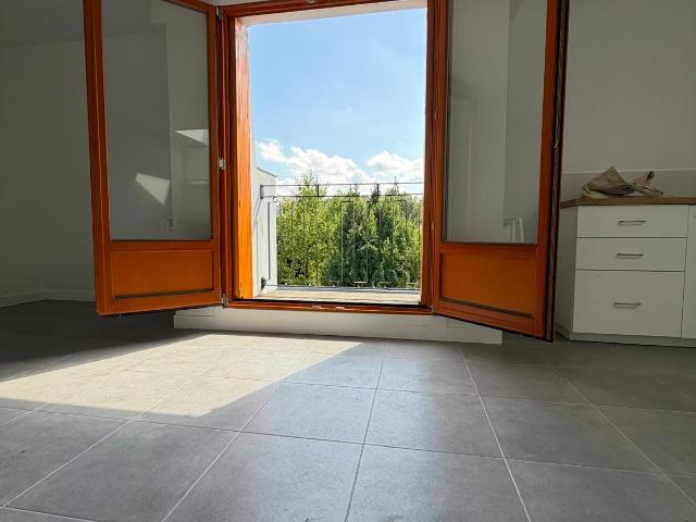 Thiais 3 Pièces Appartement Maison 55 m2, 3 balcons avec parking, Rénové