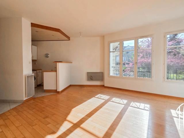 THIAIS APPARTEMENT 2 PIECES APOLLONIA PARKING EN SOUS SOL PROCHE COMMERCES