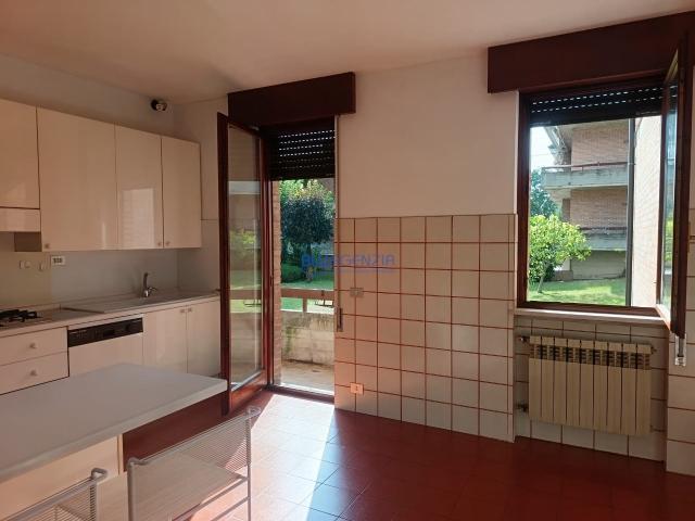Thiene ZONA CARABINIERI AFFITTASI APPARTAMENTO COMPLETAMENTE ARREDATO CON GIARDINO CONDOMINIALE