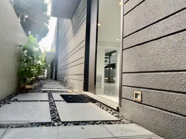 Third Avenue D10, Detached