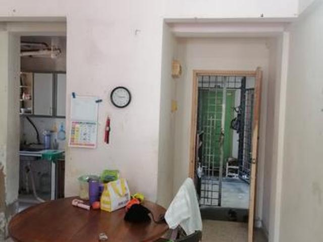 Third floor walk up apartment in jln TBK 110 kinrara for sale