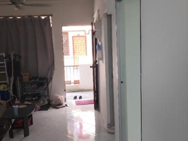 Third floor flat in tmn sri serdang for sale