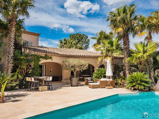 This magnificent family home in Grimaud, near the 18 hole go. 251m² Grimaud