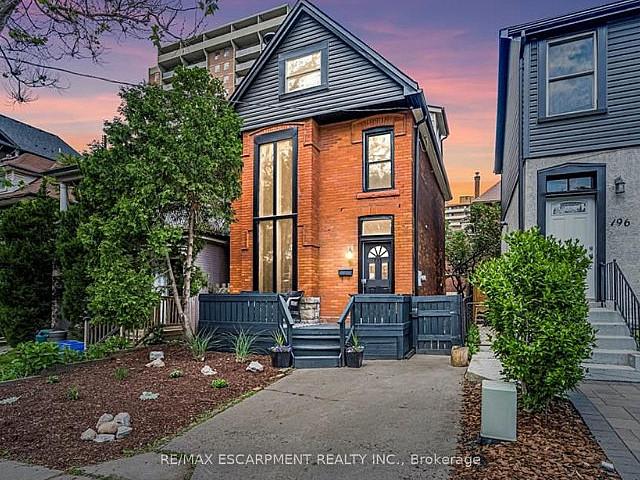 This One! 3 Bdrm 3 Bth Between Queen & Hess