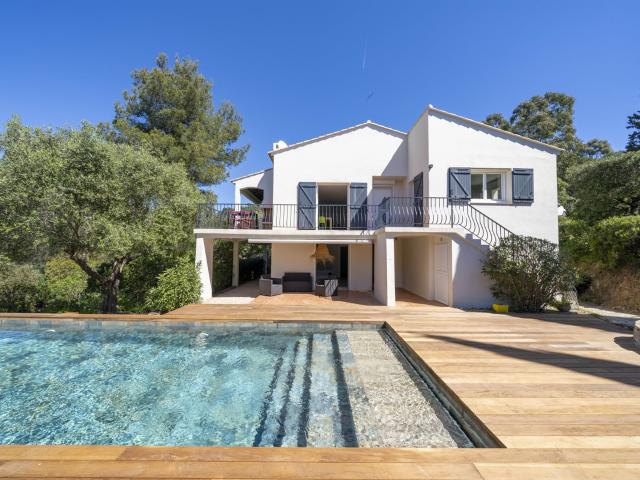 This beautifully renovated villa is located in the sought af. 160m² La Croix Valmer