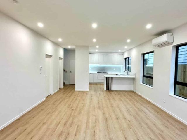 This brand new 4 bedrooms house in Massey