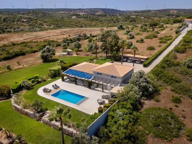 This exceptional five bedroom villa is set in the peaceful l. m² Bensafrim e Barão de São João