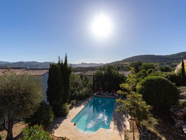 This elegant 200 m2 4 bedroom home, showcasing refined and u. 200m² Gignac La Nerthe