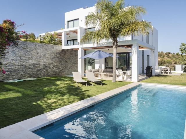 This elegant property is located within a secure gated commu. 310m² Marbella del Este