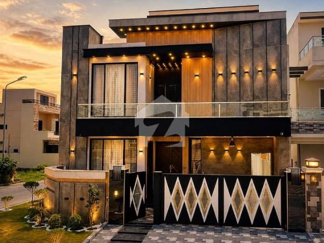 This house for sale in dc colony gujranwala mahraan block corner brand new house good location near by mosque and market