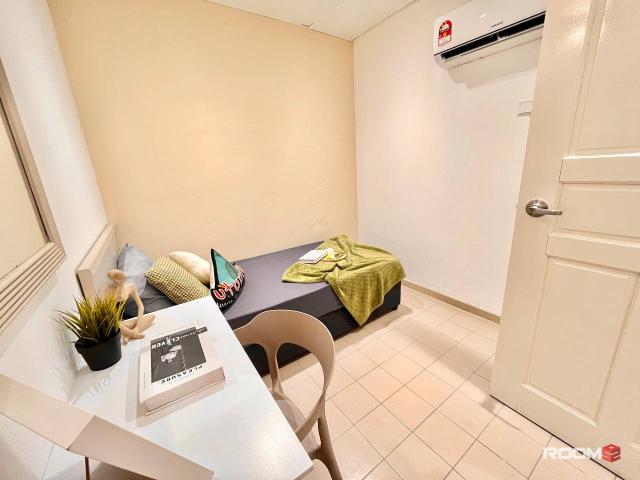 This Is Not Just A Rent!‍♂️ It's A Living! Huge Room At Damansara Utama !