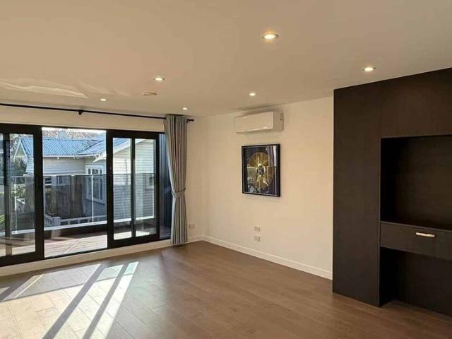This is luxury 4 bedrooms house in Royal Oak