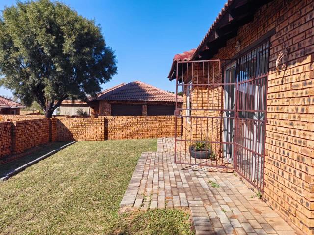 This spacious and well looked after townhouse available to rent and occupy on the immediately in Amandasig, Richmond complex