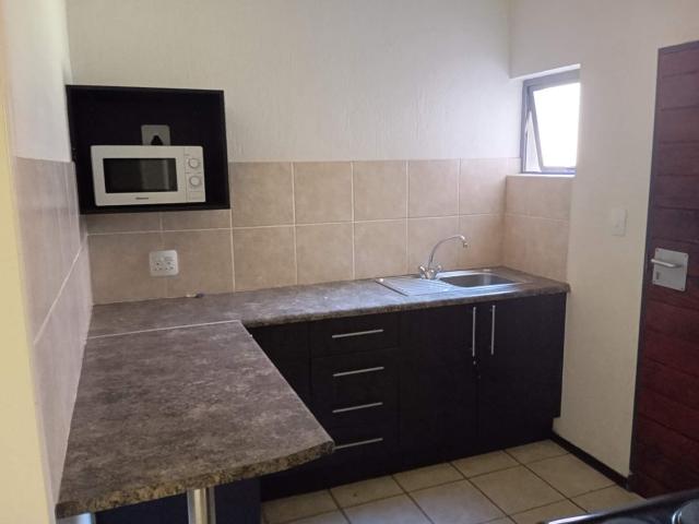 This spacious 2 bedroom apartment is in a majority student occupied complex