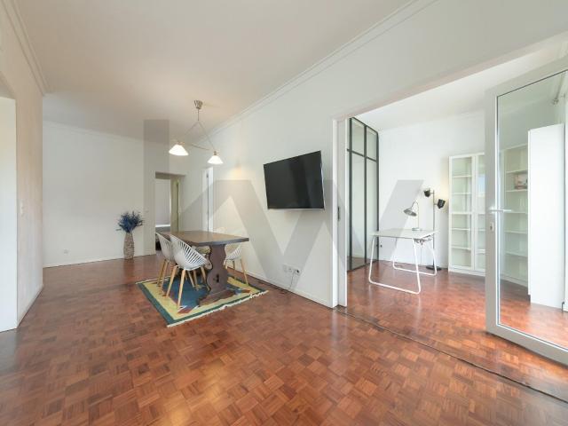 This T2 in a quiet location in Graça could be \