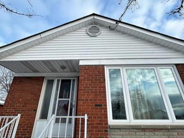 Three Bedroom Main Floor 8 Highwood Ave. Avenue, Toronto, ON, M1R 2E4 house for lease | Listing ID E13572 | Royal LePage
