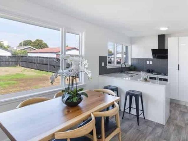 THREE BEDROOM FULLY RENOVATED BURNSIDE HIGH SCHOOL ZONE