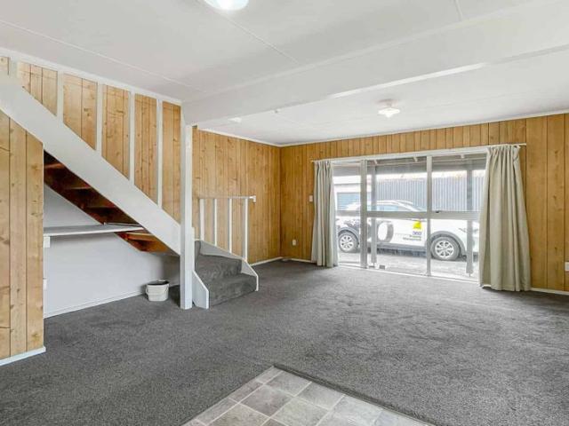 Three bedroom home in Papatoetoe!