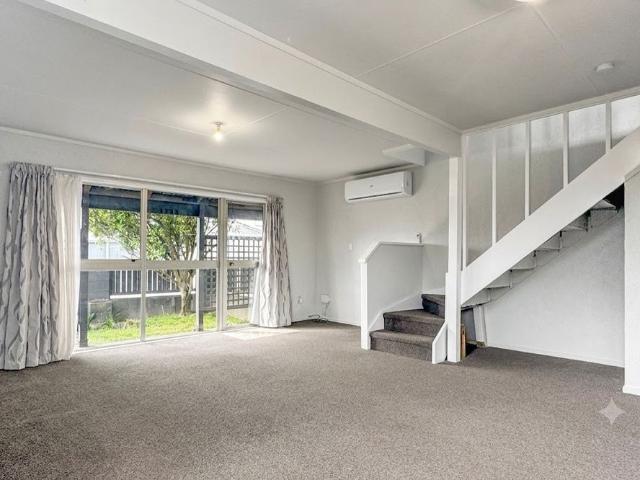 Three bedroom home in Papatoetoe!