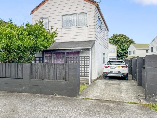 Three bedroom home in Papatoetoe!