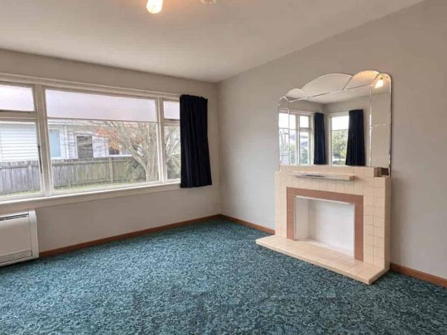 Three bedroom home + sleep out on large section! great location!