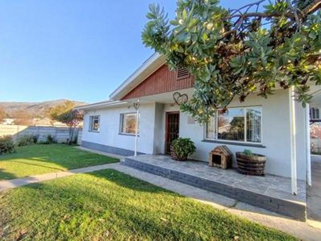 three bedroom home with extra featur.