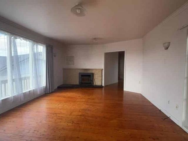 Three Bedroom Home with Garage in Springfield