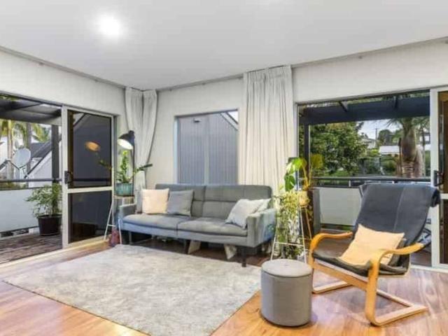 Three bedroom home with modern kitchen!