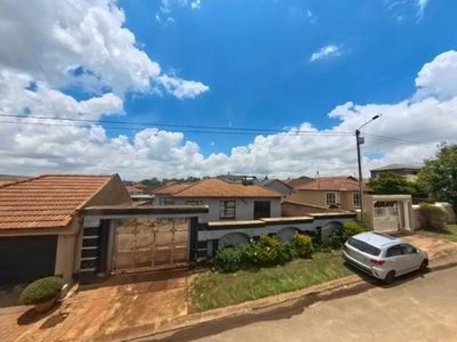 three bedroom house in clayville ext 34