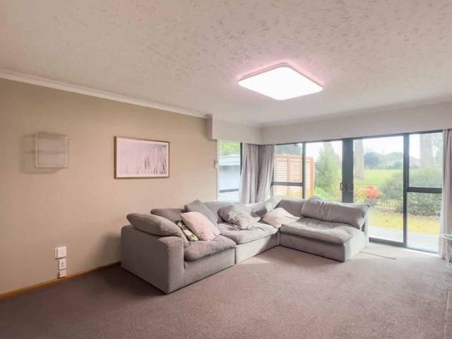 Three Bedroom Single Level Townhouse in Prime Ilam Location