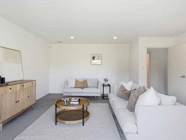 Three Bedroom Townhouse in Sought After Locale Walk to CBD!