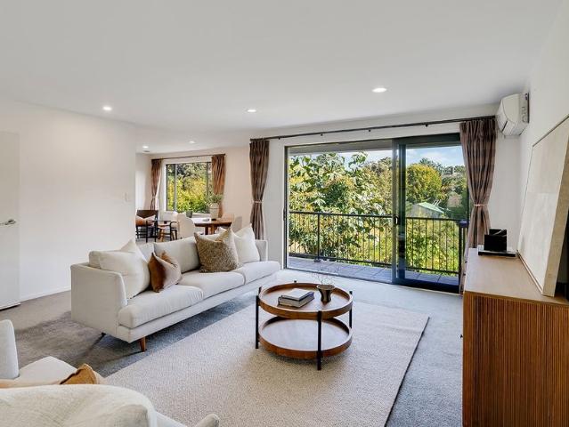 Three bedroom Townhouse In Sought After Locale Walk To Cbd!