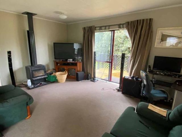 THREE BEDROOMS, TOKOMARU