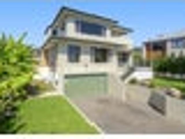 Three level living with Mauao views