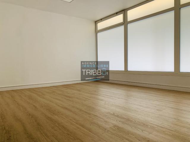 THUIR, Local PROFESSIONNEL 25 M2 à louer