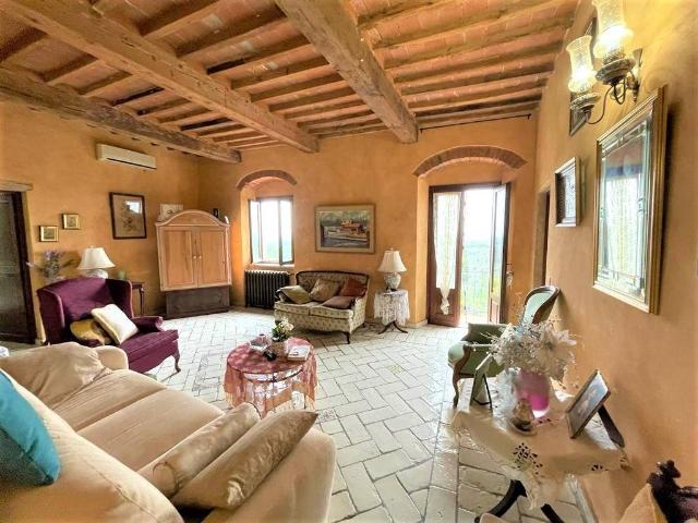 Ti presentiamo questa straordinaria opportunità nel cuore de. 206m² Casciana alta
