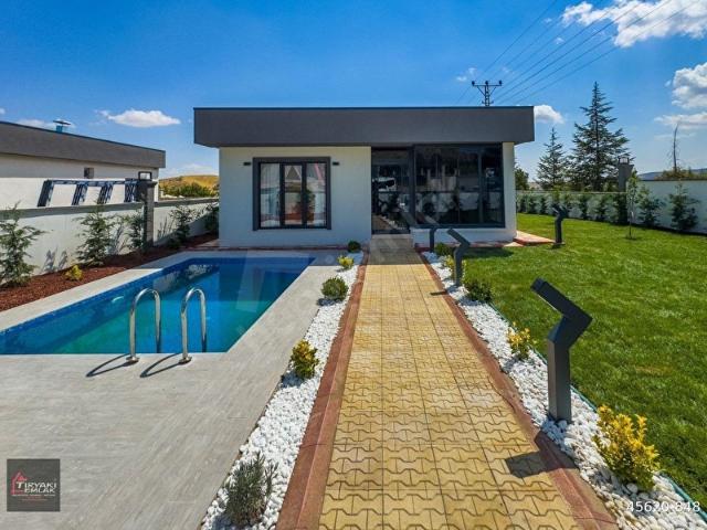 TİRYAKİ'den SİRKELİ'de HAVUZLU LÜKS YAPILI SATILIK VİLLA