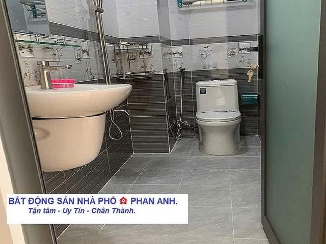 Tìm đâu ra căn nhà 3 tầng ngay trung tâm Thủ Đức. Ngang 4 m, mà chỉ có 4 đồng hơn