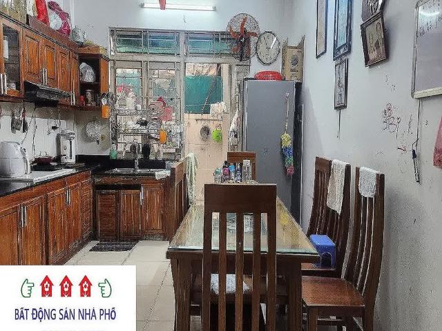 Tìm đâu ra căn nhà nồi đồng cối đá mà vị trí đẹp thế này ở Quận 9? Ngay sát Chợ Nam Hòa chỉ