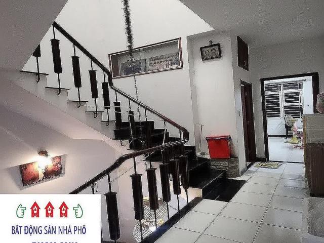 Tìm đâu ra căn nhà nồi đồng cối đá mà vị trí đẹp thế này ở Quận 9? Ngay sát Chợ Nam Hòa chỉ