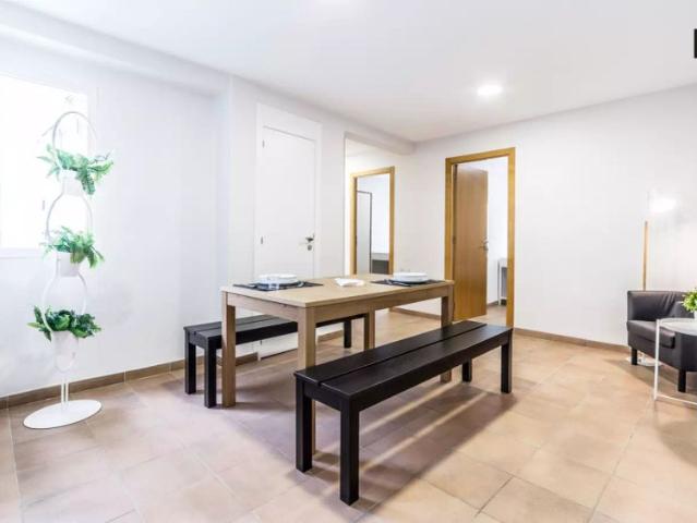 Timeless room with window with street view in 4 bedroom apartment, Camins al Grau